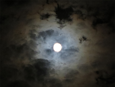 2014年8月11日22時　京都一乗寺から見た十六夜の月