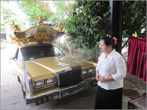 「紫雲閣」のプレートを付けた黄金霊柩車