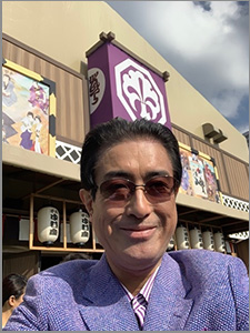平成中村座をバックに