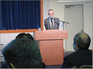 小倉紫雲閣で講演する島薗進氏