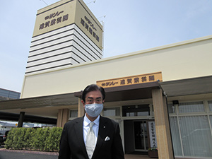 完成した「遠賀紫雲閣」の前で