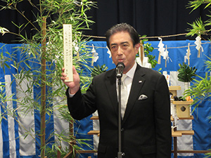 竣工式の主催者挨拶で歌を披露