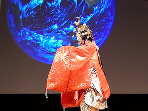 河村博重さんと一緒に行なった「能舞　宇宙」の上演 （2016年6月6日、沖縄県宜野湾市の沖縄国際会議場で開催された第28回宇宙技術及び科学の国際シンポジウム・ISTSで)